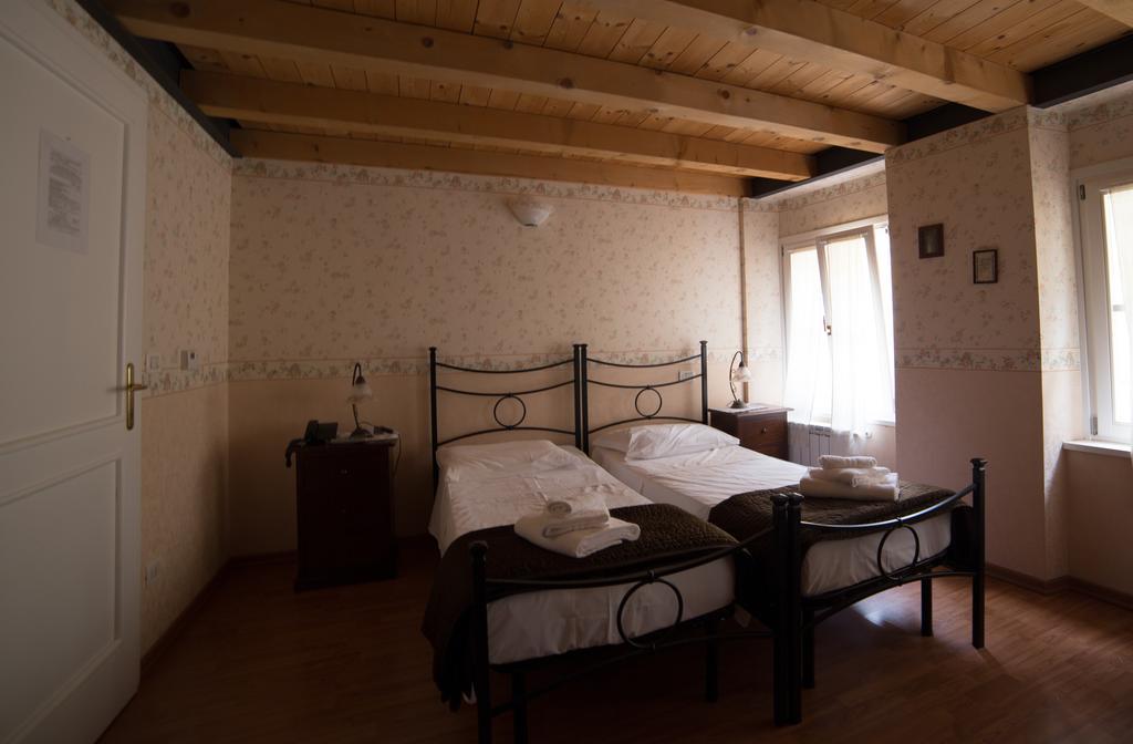 Hotel capitelli Trieste Camera foto